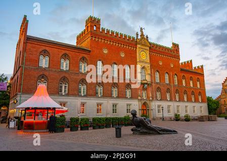 Odense, Danimarca, 19 giugno 2022: Vista al tramonto del municipio in città danese Odense. Foto Stock