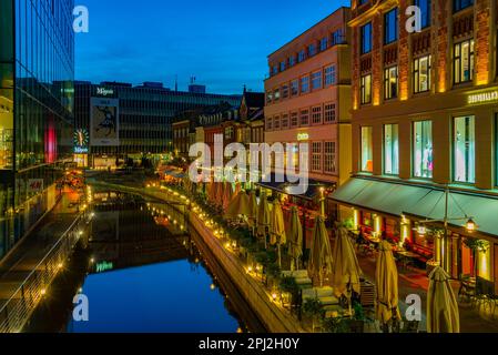 Aarhus, Danimarca, 15 giugno 2022: Vita notturna lungo il canale centrale ad Aarhus, Danimarca. Foto Stock