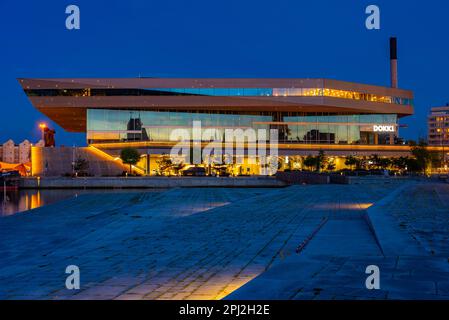 Aarhus, Danimarca, 15 giugno 2022: Vista notturna dell'edificio Dokk1 ad Aarhus, Danimarca. Foto Stock