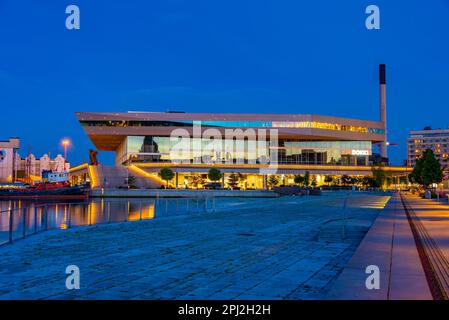 Aarhus, Danimarca, 15 giugno 2022: Vista notturna dell'edificio Dokk1 ad Aarhus, Danimarca. Foto Stock