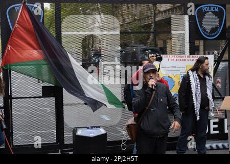 Buenos Aires, Argentina, 30th marzo 2023. Le organizzazioni sociali, politiche e culturali effettueranno una mobilitazione, di fronte ​​in Ambasciata israeliana, in risposta ad un appello del Comitato Argentino di solidarietà con il popolo palestinese e la Federazione delle entità argentino-palestinesi, con lo scopo di ricordare la Giornata della Terra della Palestina. (Credit: Esteban Osorio/Alamy Live News) Foto Stock