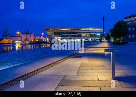 Aarhus, Danimarca, 15 giugno 2022: Vista notturna dell'edificio Dokk1 ad Aarhus, Danimarca. Foto Stock