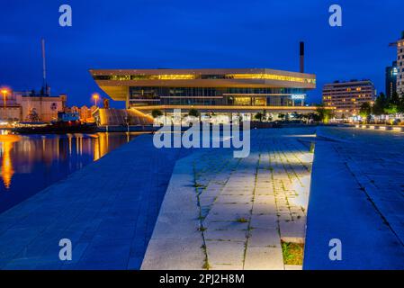 Aarhus, Danimarca, 15 giugno 2022: Vista notturna dell'edificio Dokk1 ad Aarhus, Danimarca. Foto Stock