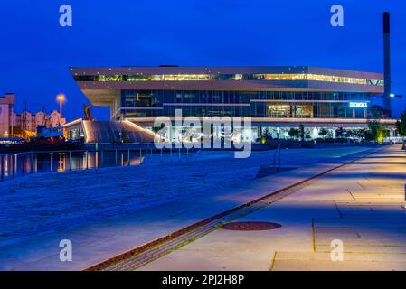 Aarhus, Danimarca, 15 giugno 2022: Vista notturna dell'edificio Dokk1 ad Aarhus, Danimarca. Foto Stock