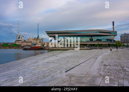 Aarhus, Danimarca, 14 giugno 2022: Vista notturna dell'edificio Dokk1 ad Aarhus, Danimarca. Foto Stock