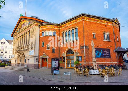 Aarhus, Danimarca, 14 giugno 2022: Vista al tramonto del teatro di Aarhus in Danimarca. Foto Stock