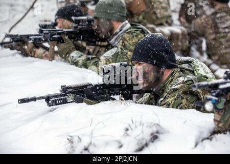 Bemowo Piskie, Polonia. 10th Mar, 2023. STATI UNITI Soldati assegnati a 2nd squadra di combattimento delle Brigate Armorate, 1st Divisione di Cavalleria, insieme ai soldati britannici assegnati ai Royal Lancers, alla truppa del Principe di Galles, ai soldati polacchi assegnati a 15th Brigata della Fanteria meccanizzata e ai soldati croati assegnati al contingente croato 11th, Panzer Battery, tutti assegnati al Gruppo di Battaglia della NATO EFP Polonia, Sostenere la 4th° Divisione Fanteria fornire sicurezza durante un esercizio di formazione a baionetta a Bemowo Piskie, Polonia, 10 marzo 2023. Il 4th INF. La missione di Div.s in Europa è quella di impegnarsi in una formazione multinazionale ed ex Foto Stock