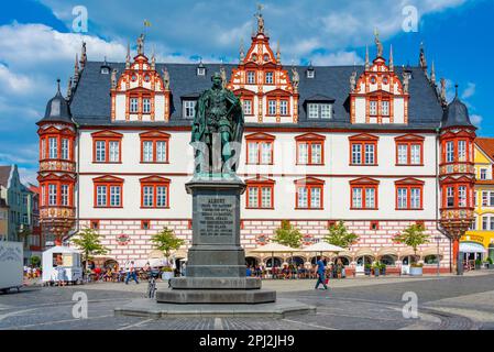 Coburg, Germania, 10 agosto 2022: Statua del principe Alberto e Stadthaus in piazza Marktplatz a Coburg, Germania. Foto Stock