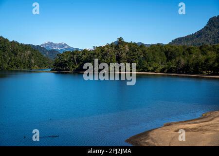 Il bellissimo lago Correntoso, Parco Nazionale di Lanin, Seven Lakes Road, Ruta 40, Provincia di Neuquén, Argentina Foto Stock