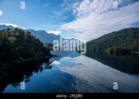 Il bellissimo lago Correntoso, Parco Nazionale di Lanin, Seven Lakes Road, Ruta 40, Provincia di Neuquén, Argentina Foto Stock