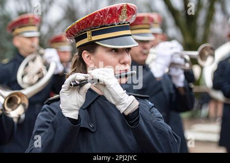 Arlington, Virginia, Stati Uniti. 25th Mar, 2023. Gli Stati Uniti Army Band, ''Pershing's Own'' sostiene una cerimonia di deposizione degli onorificenze dell'esercito presso la Tomba del Milite Ignoto per commemorare la Giornata Nazionale Medaglia d'onore, Arlington National Cemetery, Arlington, Virginia, marzo 25, 2023. La corona è stata deposta dalla Medal of Honor riceventi U.S. Marine Corps col. Bruce P. Crandall, Stati Uniti Thomas P. Payne e gli Stati Uniti Personale dell'esercito Sgt. Leroy A. Petry. Credito: USA Army/ZUMA Press Wire Service/ZUMAPRESS.com/Alamy Notizie dal vivo Foto Stock