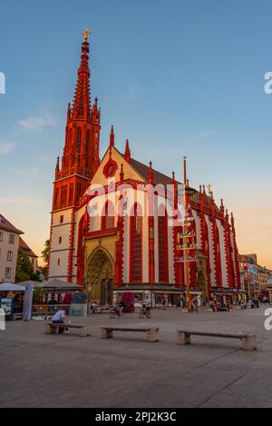 Würzburg, Germania, 11 agosto 2022: Vista al tramonto di Marienkappele nel centro storico della città tedesca Würzburg. Foto Stock