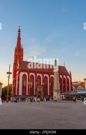 Würzburg, Germania, 11 agosto 2022: Vista al tramonto di Marienkappele nel centro storico della città tedesca Würzburg. Foto Stock