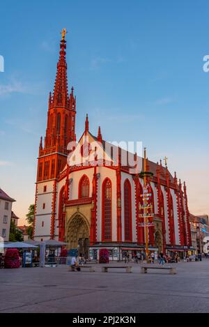 Würzburg, Germania, 11 agosto 2022: Vista al tramonto di Marienkappele nel centro storico della città tedesca Würzburg. Foto Stock