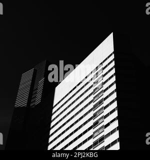 Edificio basso e scuro di uffici a Tokyo, Giappone Foto Stock