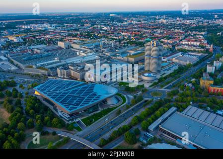 Monaco, Germania, 14 agosto 2022: Tramonto vista aerea di BMW Welt nella città tedesca di Monaco. Foto Stock