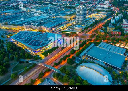 Monaco, Germania, 14 agosto 2022: Tramonto vista aerea di BMW Welt nella città tedesca di Monaco. Foto Stock