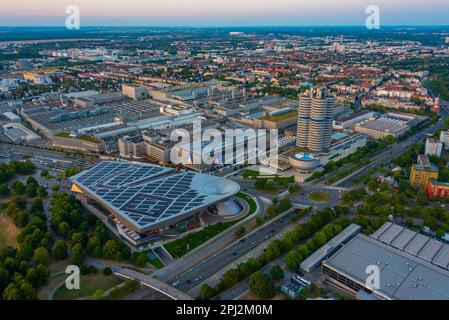 Monaco, Germania, 14 agosto 2022: Tramonto vista aerea di BMW Welt nella città tedesca di Monaco. Foto Stock