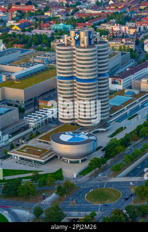 Monaco, Germania, 14 agosto 2022: Tramonto vista aerea di BMW Welt nella città tedesca di Monaco. Foto Stock