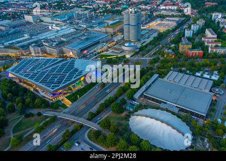 Monaco, Germania, 14 agosto 2022: Tramonto vista aerea di BMW Welt nella città tedesca di Monaco. Foto Stock