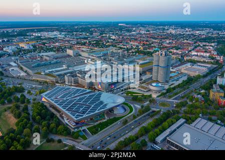 Monaco, Germania, 14 agosto 2022: Tramonto vista aerea di BMW Welt nella città tedesca di Monaco. Foto Stock