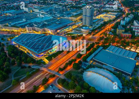 Monaco, Germania, 14 agosto 2022: Tramonto vista aerea di BMW Welt nella città tedesca di Monaco. Foto Stock