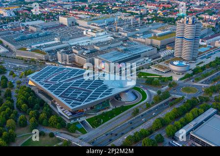 Monaco, Germania, 14 agosto 2022: Tramonto vista aerea di BMW Welt nella città tedesca di Monaco. Foto Stock