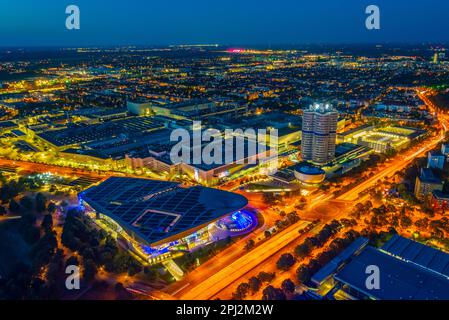 Monaco, Germania, 14 agosto 2022: Tramonto vista aerea di BMW Welt nella città tedesca di Monaco. Foto Stock