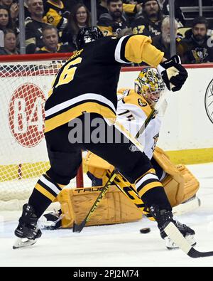 Pittsburgh, Stati Uniti. 30th Mar, 2023. Pittsburgh Penguins ha lasciato l'ala Jason Zucker (16) prende il passo e segna sul portiere dei predatori di Nashville Juuse Saros (74) durante il secondo periodo alla PPG Paints Arena di Pittsburgh giovedì 30 marzo 2023. Foto di Archie Carpenter/UPI Credit: UPI/Alamy Live News Foto Stock