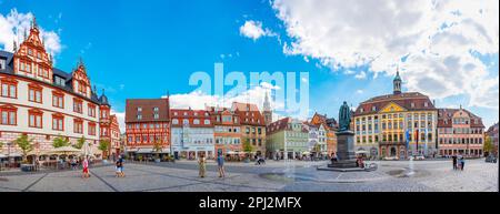 Coburg, Germania, 10 agosto 2022: Statua del principe Alberto e Stadthaus in piazza Marktplatz a Coburg, Germania. Foto Stock