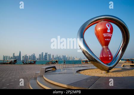 Doha, Qatar - 6 ottobre 2022: Orologio del conto alla rovescia della Coppa del mondo FIFA Foto Stock