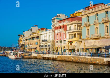 Agios Nikolaos, Grecia, 19 agosto 2022: Skyline della città greca Agios Nikolaos sull'isola di Creta. Foto Stock