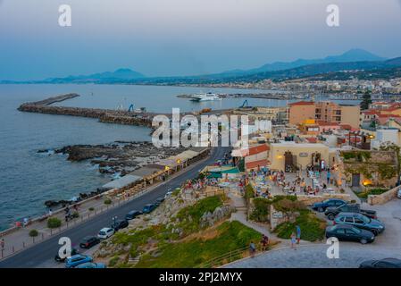 Rethimno, Grecia, 20 agosto 2022: Tramonto vista aerea del porto di Rethimno a Crece, Grecia. Foto Stock