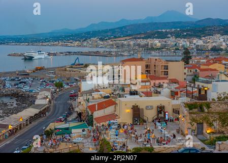 Rethimno, Grecia, 20 agosto 2022: Tramonto vista aerea del porto di Rethimno a Crece, Grecia. Foto Stock