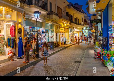 Rethimno, Grecia, 20 agosto 2022: Tramonto vista di persone che passeggiando in una strada turistica nella città greca Rethimno a Creta isola. Foto Stock