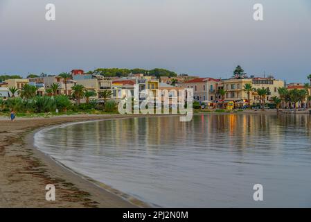 Rethimno, Grecia, 21 agosto 2022: Vista all'alba dello skyline della città greca Rethimno, Grecia. Foto Stock