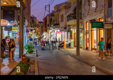 Rethimno, Grecia, 20 agosto 2022: Tramonto vista di persone che passeggiando in una strada turistica nella città greca Rethimno a Creta isola. Foto Stock