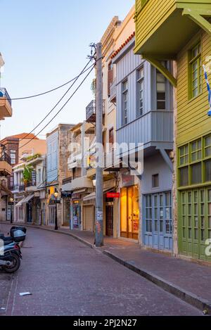 Rethimno, Grecia, 21 agosto 2022: Vista all'alba di una strada turistica nella città greca Rethimno sull'isola di Creta. Foto Stock