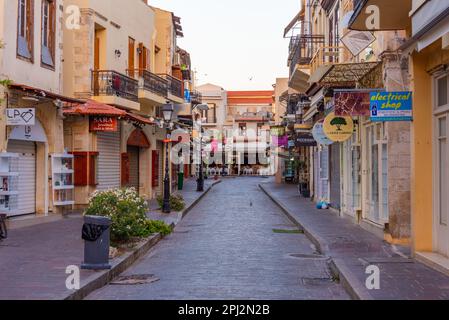 Rethimno, Grecia, 21 agosto 2022: Vista all'alba di una strada turistica nella città greca Rethimno sull'isola di Creta. Foto Stock