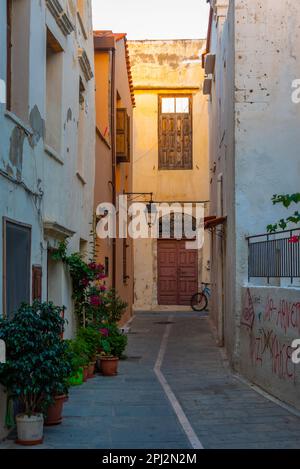 Rethimno, Grecia, 21 agosto 2022: Vista all'alba di una strada turistica nella città greca Rethimno sull'isola di Creta. Foto Stock