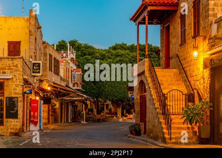 Rodi, Grecia, 25 agosto 2022: Vista all'alba di una strada turistica nella città greca Rodi. Foto Stock