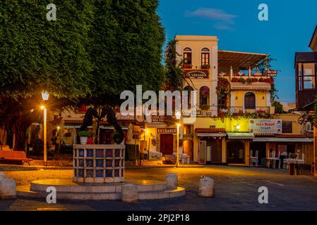 Rodi, Grecia, 25 agosto 2022: Vista all'alba di una strada turistica nella città greca Rodi. Foto Stock