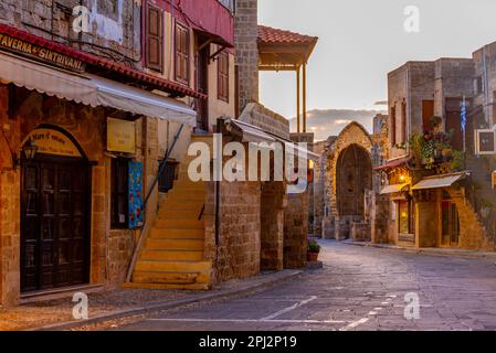 Rodi, Grecia, 25 agosto 2022: Vista all'alba di una strada turistica nella città greca Rodi. Foto Stock