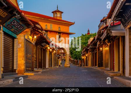 Rodi, Grecia, 25 agosto 2022: Vista all'alba di una strada turistica nella città greca Rodi. Foto Stock