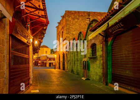 Rodi, Grecia, 25 agosto 2022: Vista all'alba di una strada turistica nella città greca Rodi. Foto Stock