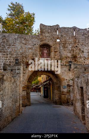 Rodi, Grecia, 25 agosto 2022: Vista all'alba della porta Sant'Antonio di Rodi in Grecia. Foto Stock
