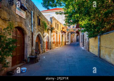Rodi, Grecia, 25 agosto 2022: Vista di una strada turistica nel porto greco Rodi sull'isola di Creta. Foto Stock