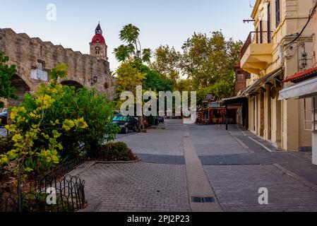 Rodi, Grecia, 25 agosto 2022: Vista all'alba di una strada turistica nella città greca Rodi. Foto Stock