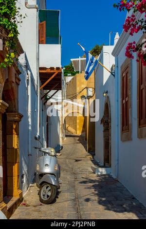 Lindos, Grecia, 1 settembre 2022: Strade bianche della città greca Lindos sull'isola di Rodi. Foto Stock