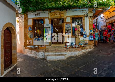 Lindos, Grecia, 1 settembre 2022: Strada turistica della città greca Lindos a Rodi isola. Foto Stock